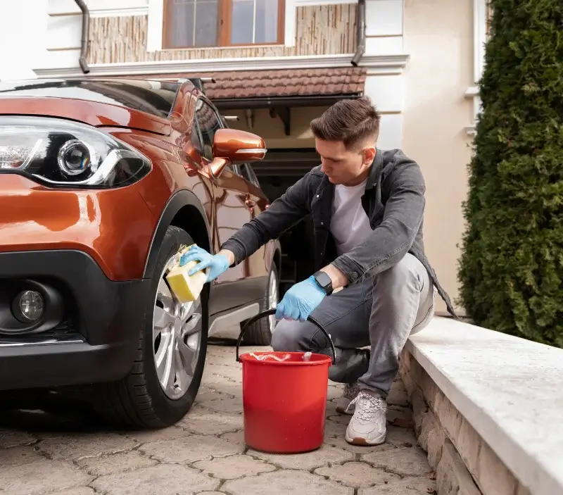 Lavage auto à domicile Pierrefitte-sur-Aire : professionnel intervenant sur un véhicule